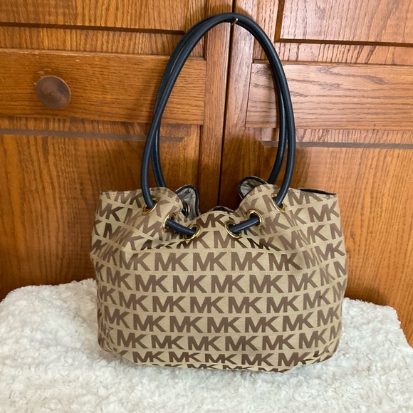 Michael Kor’s Signature Canvas East West Ring handle Handbag - Picture 2 of 7